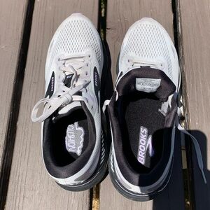 Women’s Brooks Adrenaline GTS 23 size 9.5 Wide